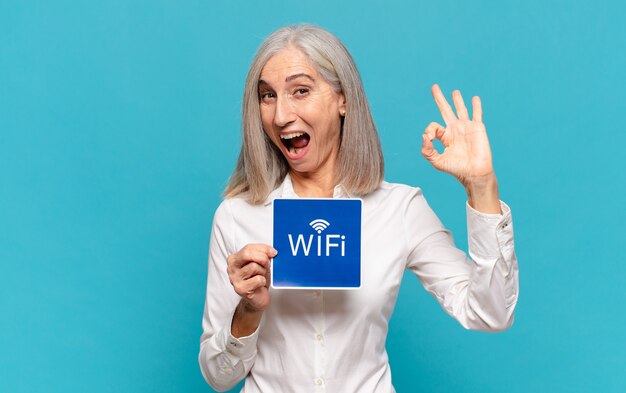 Vrouw van middelbare leeftijd met een wi-fi-teken