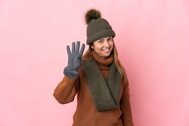 Vrouw van middelbare leeftijd met geïsoleerde de winterhoed