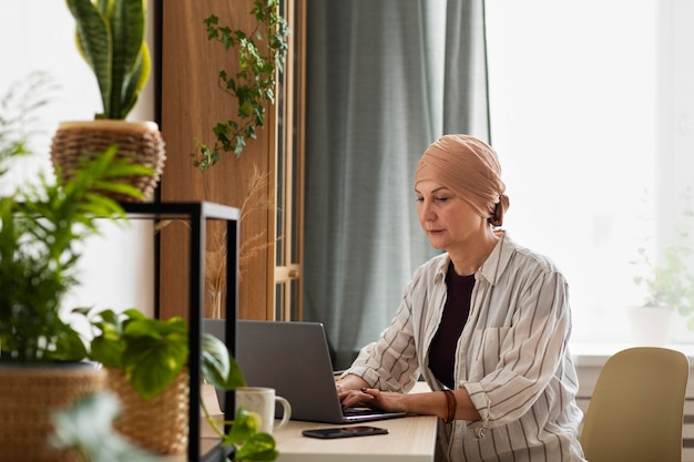 Foto vrouw van middelbare leeftijd met huidkanker die tijd binnenshuis doorbrengt