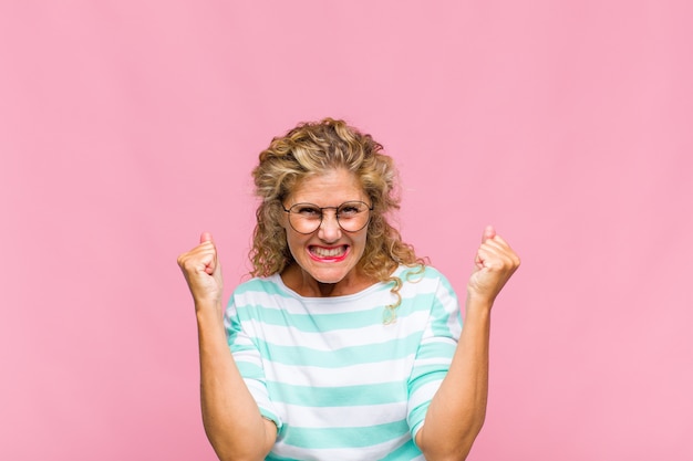 Foto vrouw van middelbare leeftijd met lang krullend haar geïsoleerd