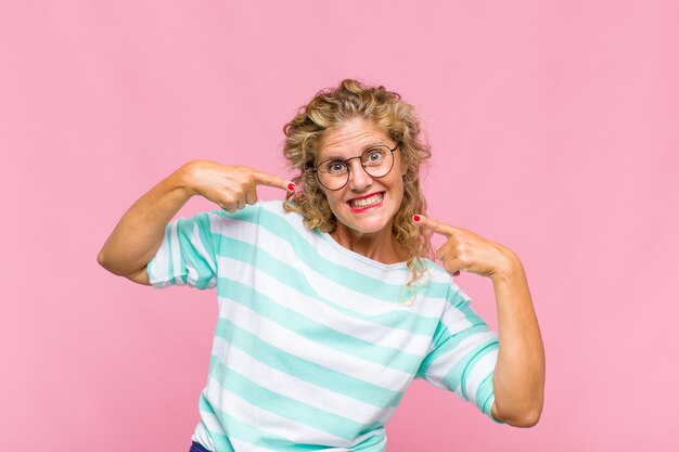 Vrouw van middelbare leeftijd met lang krullend haar geïsoleerd