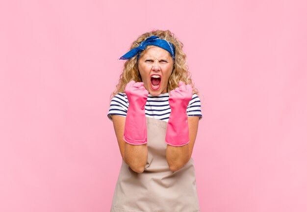 Vrouw van middelbare leeftijd met lang krullend haar geïsoleerd