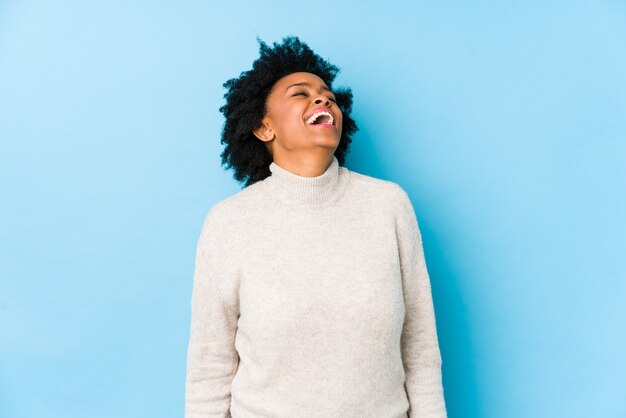 Vrouw van middelbare leeftijd ontspannen en gelukkig lachen, gespannen nek met tanden