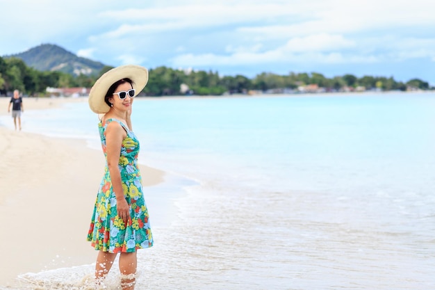 Vrouw van middelbare leeftijd ontspannen op Lamai Beach in Koh Samui Thailand