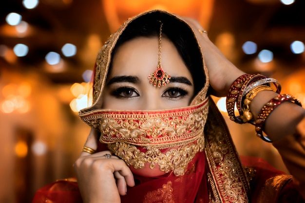 Vrouw van portret de jonge azië van indische kleding in ruimte bokeh.