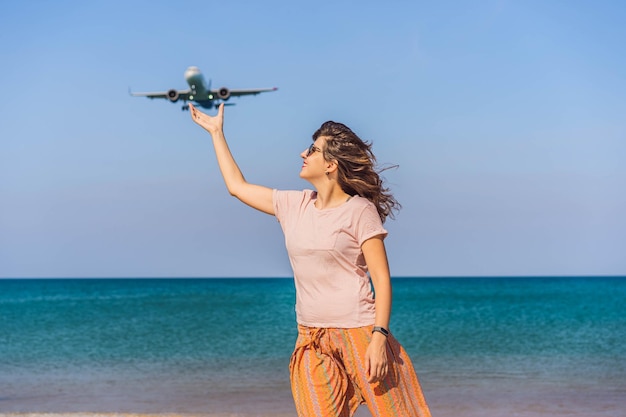 Vrouw veel plezier op het strand kijken naar de landende vliegtuigen Reizen met een vliegtuigconcept Tekstruimte Eiland Phuket in Thailand Indrukwekkend paradijs Heet strand Mai Khao Geweldig landschap