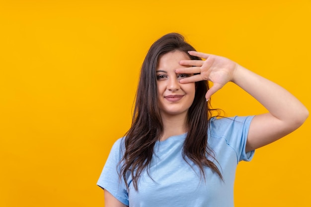 Vrouw verbergt zich op de handpalm glimlachend