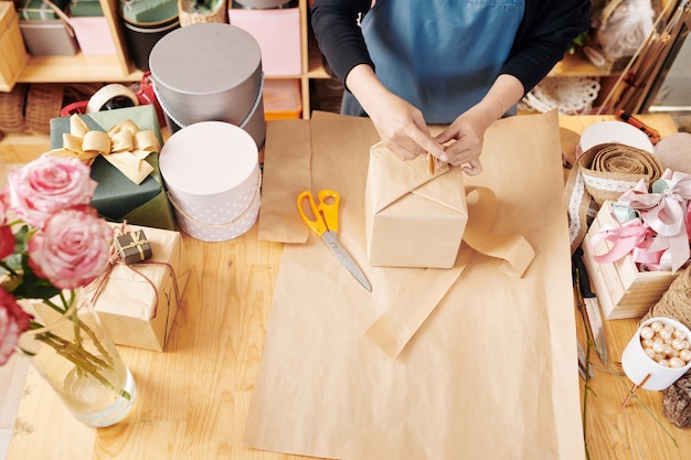 Vrouw verpakking aanwezig in papier