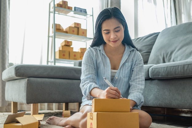 Vrouw verpakt en verkoopt producten online. kleine onderneming. werk vanuit home.sme verkopen werk thuis concept. groep.