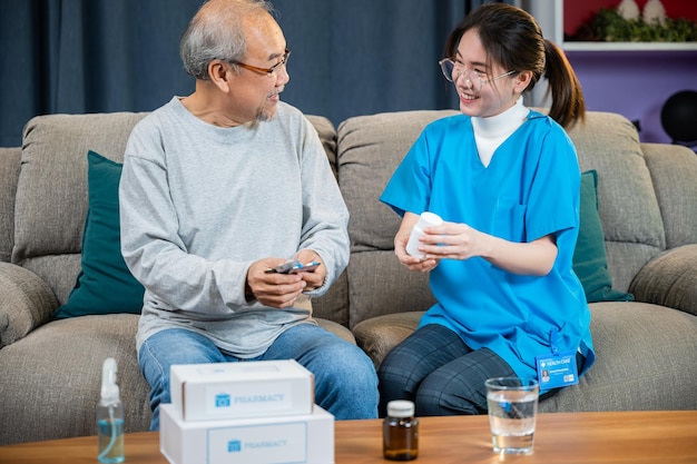 Vrouw verpleegster verzorger toont receptgeneesmiddel aan senior man in verpleeghuis, arts met arts bezoekt senior mannelijke patiënt raadpleegt medicijndosering thuis in woonkamer, ondersteuning van gezondheidswerker