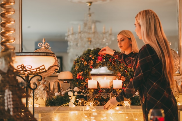 Vrouw versieren haar huis kerstvakantie voorbereiden.