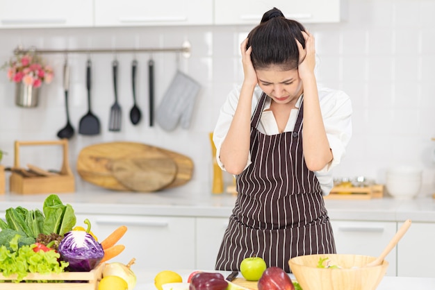 Vrouw verveeld in koken gefrustreerd en slaperig.