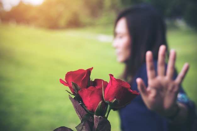 Foto vrouw verwerpen rozen