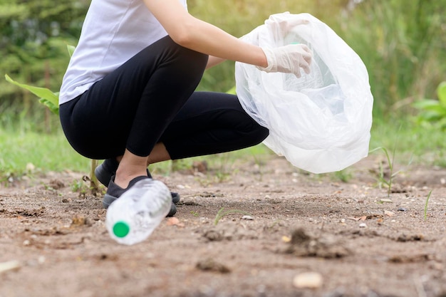 Vrouw verzamelt recyclingafval op grond ecologisch duurzaam concept