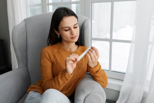 Vrouw verzorgt haar nagels