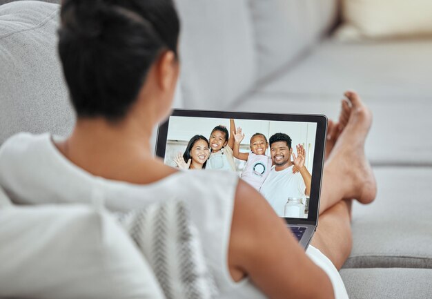 Vrouw videogesprek en tabletscherm in gesprek met familie golf hallo en thuisnetwerk telecomverbinding online in woonkamer Oma digitale zoomoproep virtuele communicatie en voip-chat op technische app