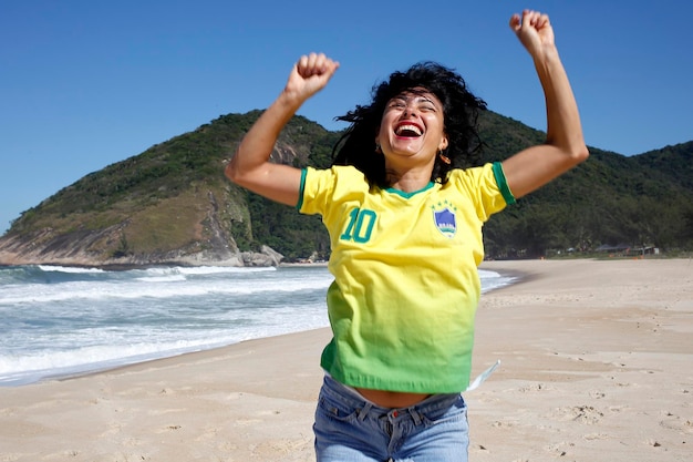 Vrouw viert doelpunt in voetbal Brazilië