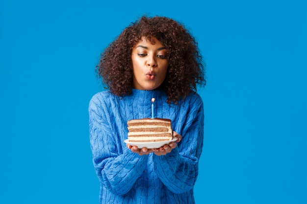 Vrouw viert haar verjaardag op de winter in familiekring. Leuk en gelukkig Afro-Amerikaanse meisje