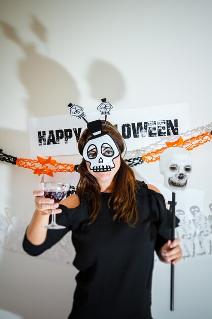 Foto vrouw viert halloween-feest