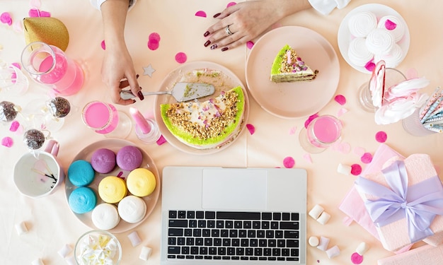 Vrouw viert verjaardag met behulp van laptop bovenaanzicht plat lag