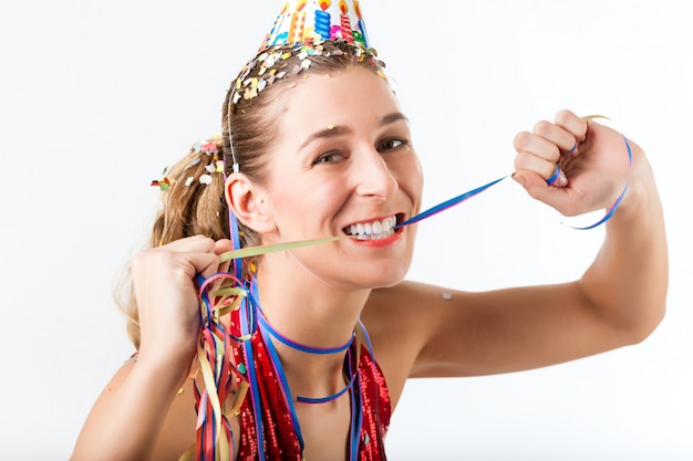 Vrouw viert verjaardag met wimpel en feestmuts