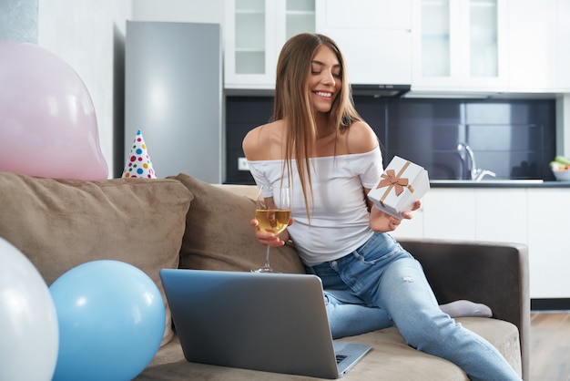 Vrouw viert verjaardag via videogesprek