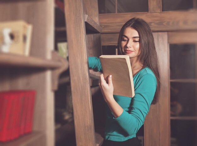 Vrouw vindt een boek voor haar op houten planken