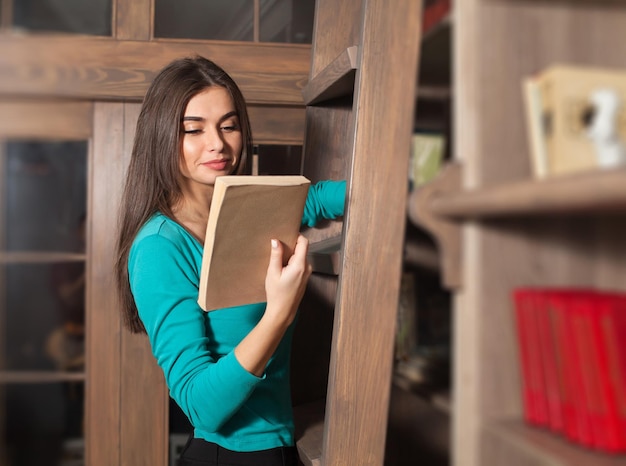 Vrouw vindt een boek voor haar op houten planken