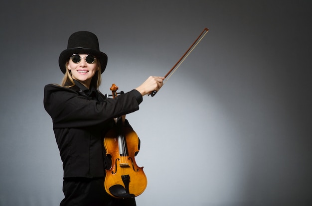 Vrouw viool spelen