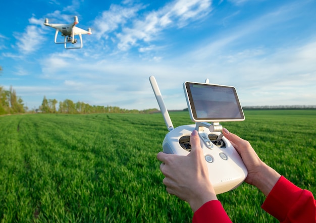 Vrouw vliegt een drone op het veld