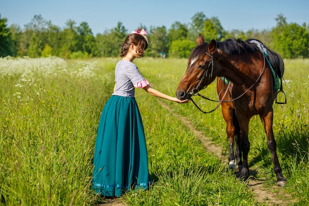 vrouw voedt een paard met handen favoriete dier