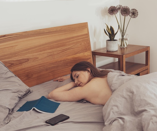 Vrouw voelde zich in slaap terwijl ze lang in bed zat te lezen