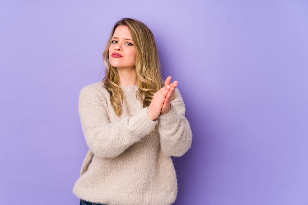 Vrouw voelt zich comfortabel in de studio