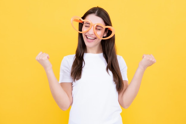 Vrouw voelt zich cool en geweldig Opgewonden gelukkige grappige jonge vrouw in feestbril in de vorm