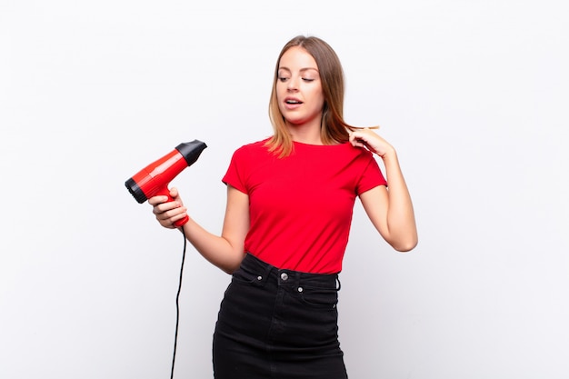 vrouw voelt zich gestrest, angstig, moe en gefrustreerd, trekt de nek van het shirt en kijkt gefrustreerd door het probleem