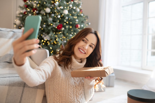 Vrouw voelt zich geweldig terwijl ze geschenkdoos vasthoudt