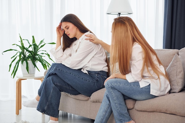 Vrouw voelt zich slecht Jonge moeder met dochter is overdag thuis