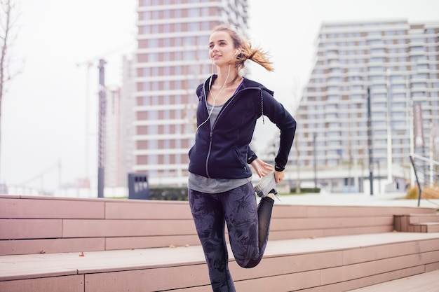 Vrouw voert uitrekken voordat joggen