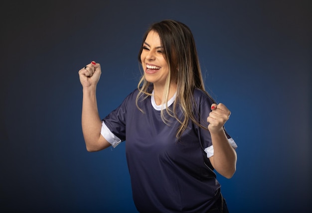 Vrouw voetbalfan juichen voor haar favoriete club en team world cup blauwe achtergrond
