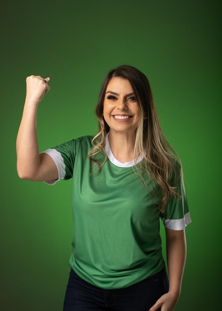 Vrouw voetbalfan juichen voor haar favoriete club en team world cup groene achtergrond