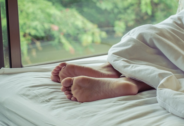 vrouw voeten op het bed