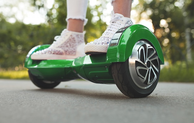 Vrouw voeten op hoverboard