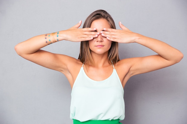 Foto vrouw voor haar ogen met handen