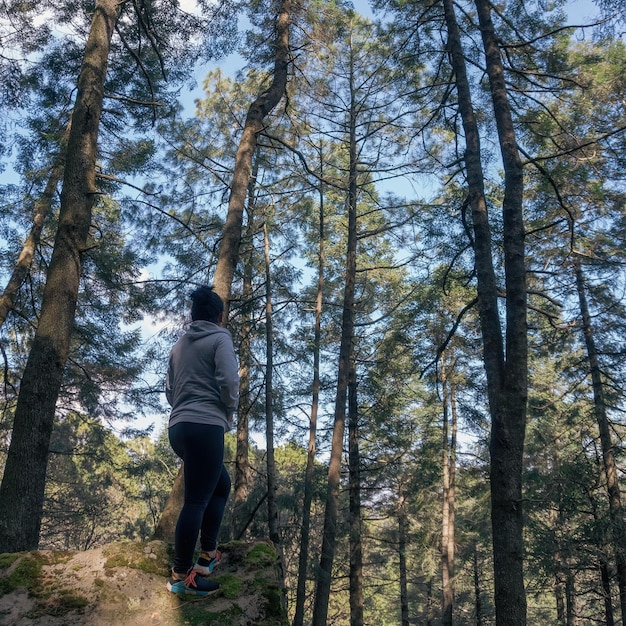 Vrouw voor het bos