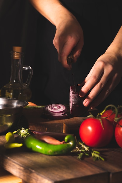 Vrouw voorbereiding van groentesalade in de keuken