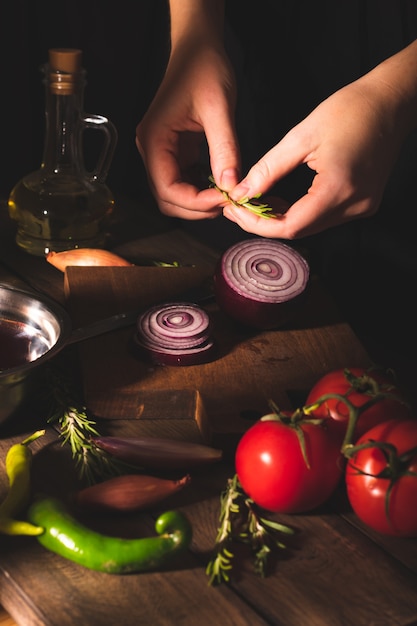 Vrouw voorbereiding van groentesalade in de keuken