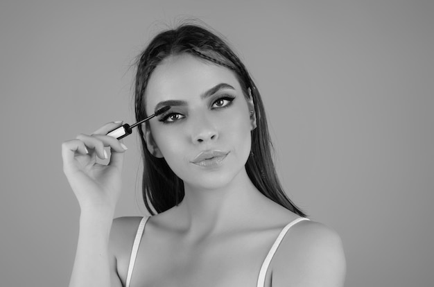 Vrouw vormgeven bruine wenkbrauwen Vrouw oog met mooie wenkbrauwen Gevormde wenkbrauwen lange wimpers Verf wenkbrauwen Meisje contouren wenkbrauwen op geïsoleerde studio achtergrond