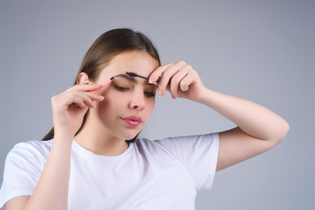 Vrouw vormgeven bruine wenkbrauwen Vrouw oog met mooie wenkbrauwen Gevormde wenkbrauwen lange wimpers Verf wenkbrauwen Meisje contouren wenkbrauwen op geïsoleerde studio achtergrond