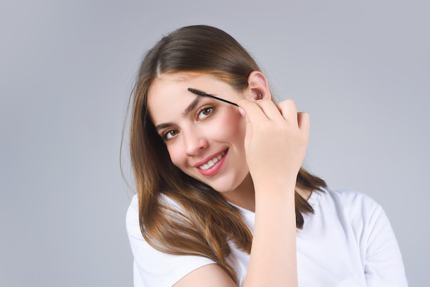 Vrouw vormgeven bruine wenkbrauwen Vrouw oog met mooie wenkbrauwen Gevormde wenkbrauwen lange wimpers Verf wenkbrauwen Meisje contouren wenkbrauwen op geïsoleerde studio achtergrond