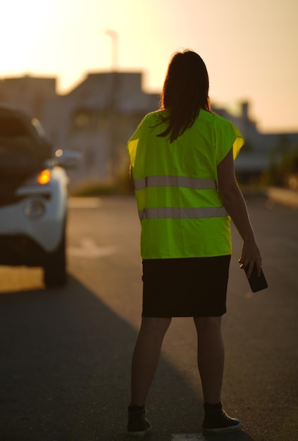 vrouw vraagt om hulp van de verzekeraar Hoge kwaliteit foto